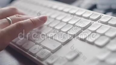 商务人士手打字笔记本电脑键盘商务4K手触摸打字指向云数据社交网络媒体